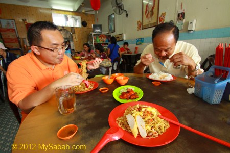 eating Tamparuli Mee