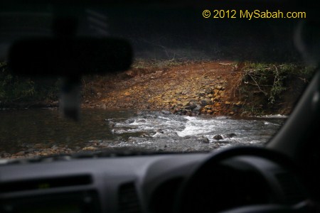 4WD crossing river