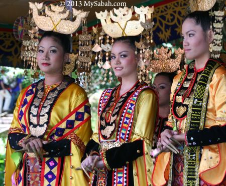 traditional costumes of Bajau girls
