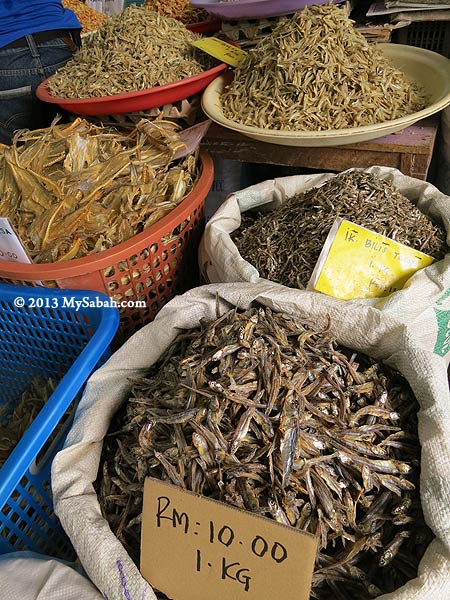 dried anchovy fishes (ikan bilis)