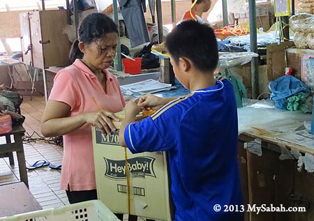 packing dried seafood in box