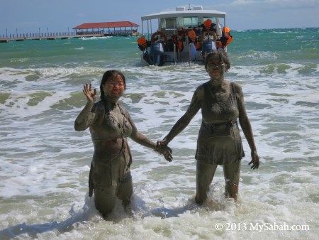 washing off the mud in the sea