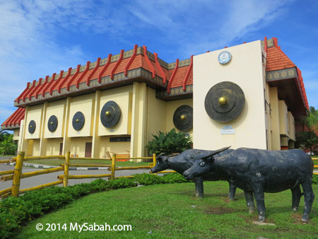 gong on building of KDCA Penampang