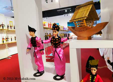 Sea Bajau dolls and lepa handicraft