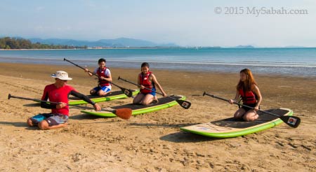 stand up paddle boarding lesson on the beach