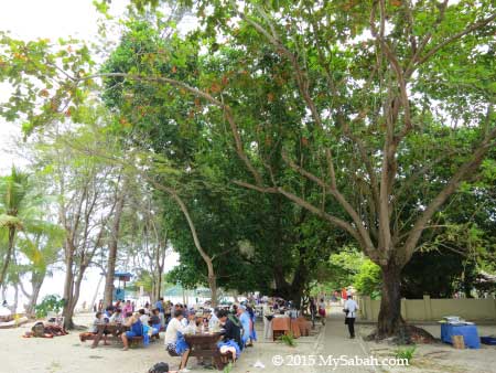 outdoor lunch buffer in Manukan