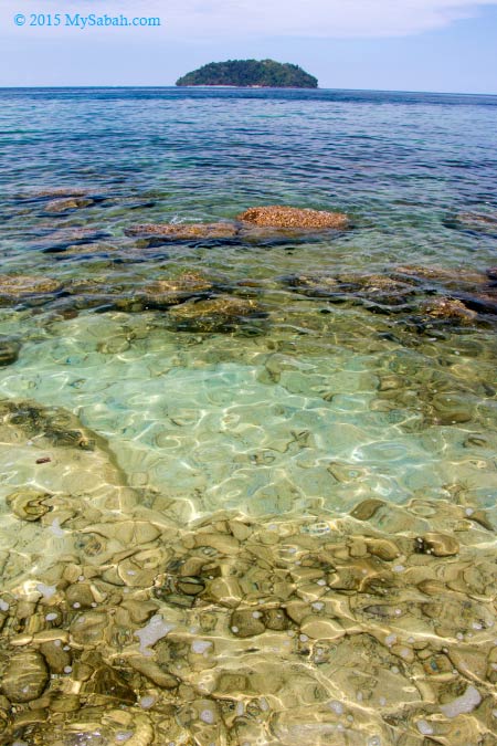 rocky beach of Mamutik