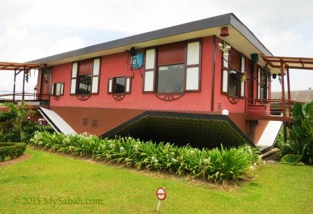 Upside down House (Rumah Terbalik)