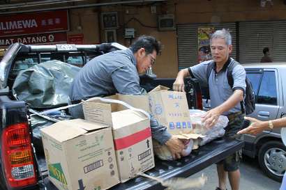 Buying food in Keningau