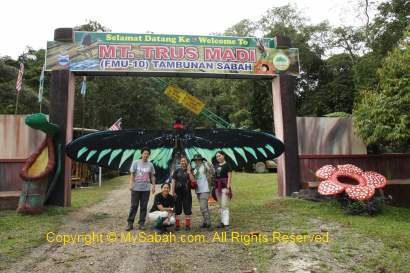 Group photo at the gate of Forestry Checkpoint of Trus Madi