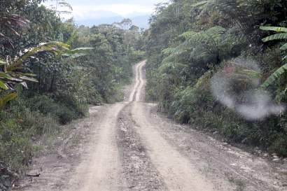gravel road to Long Pasia