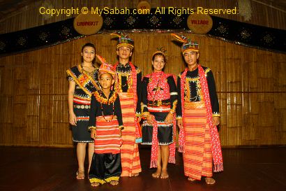 Group photo of Lotud dancers