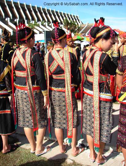 Girls in Lotud costumes