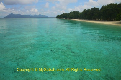 crystal clear sea of Pom-Pom Island