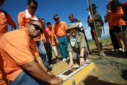 installing plaque on Bukit Gundul