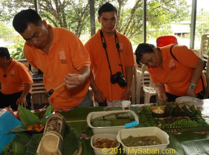 trying Tambunan food