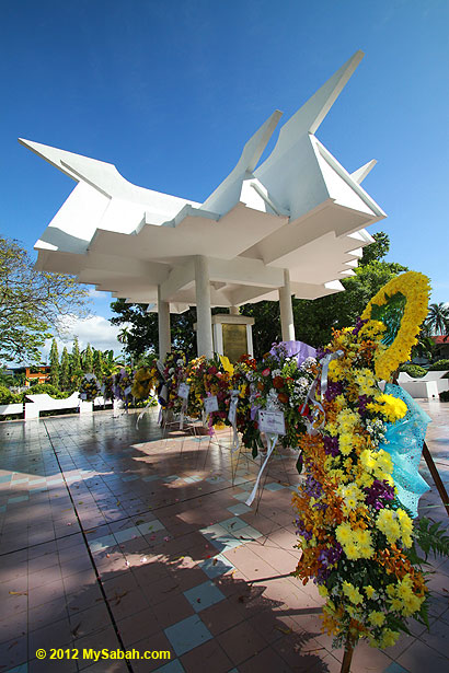 line of wreath at Petagas war monument