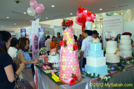 wedding cakes and biscuits by Boutique Cupcakes