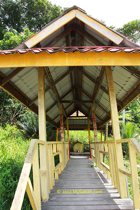 shaded boardwalk to Lottery Rock