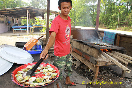 preparing grilled clam