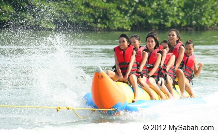 banana boat ride in Borneo Kelly Bays
