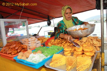 cakes and breads in Sinsuran market