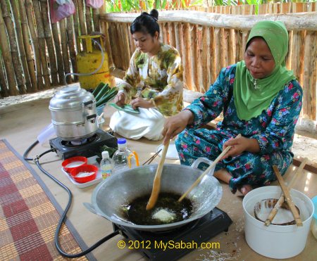 making kuih jala