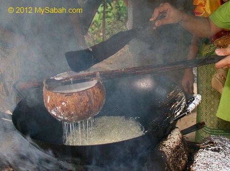 making kuih jala