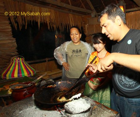 tourist tries to make kuih jala