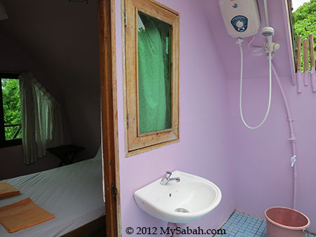 attached bathroom of Mari-Mari Backpackers Lodge