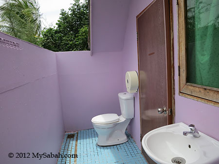 attached toilet of Mari-Mari Backpackers Lodge
