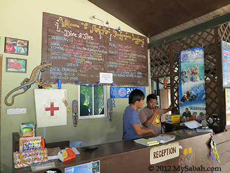 reception counter of Mari-Mari Backpackers Lodge