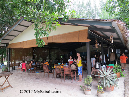 dining hall of Mari-Mari Backpackers Lodge