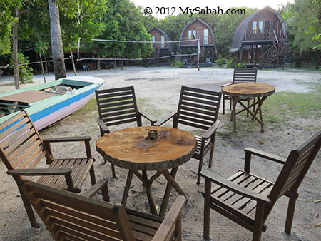 volleyball field of Mari-Mari Backpackers Lodge