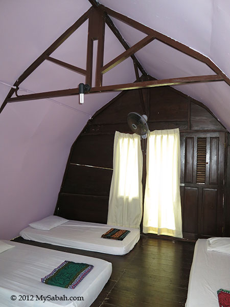 standard room of Mari-Mari Backpackers Lodge (Mantanani Besar Island)
