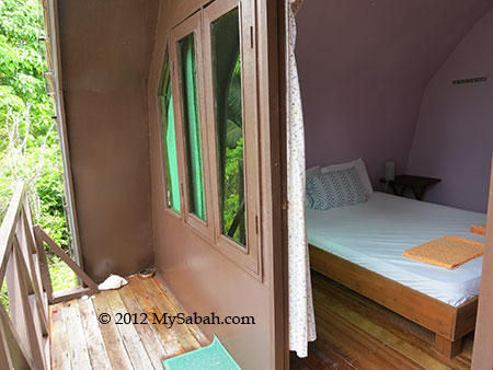 deluxe room of Mari-Mari Backpackers Lodge (Mantanani Island)