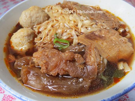 Beef noodle with beef slices, tendons and meat balls