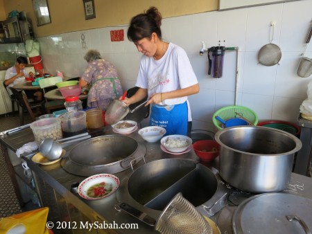 cooking Ngiu Chap (牛什 / 牛杂)