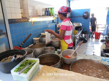 cooking Ngiu Chap / Ngau Chap (Beef Noodle)