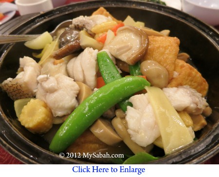 Braised beancurb with seafood in claypot