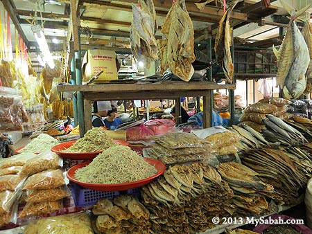 variety of dried seafood in Pasar Tanjung Tawau