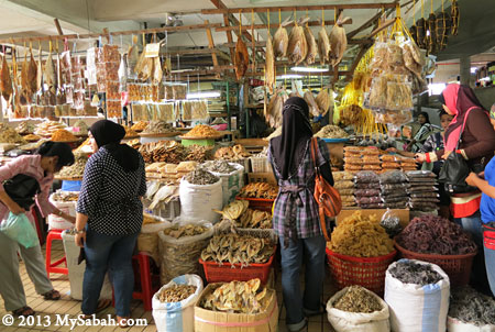 people buying dried seafood in Pasar Tanjung Tawau