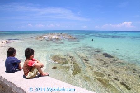 kids looking at the sea