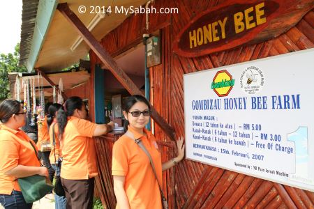 reception counter of Kampung Gombizau