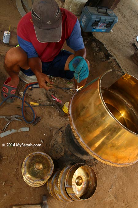 craftsman making gong in Kampung Sumangkap