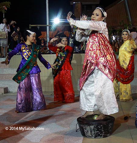 Sulu Sandakan dancer on the gong