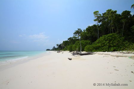 sea shore of Mengalum Island