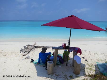 relax at the beach of Mengalum Island