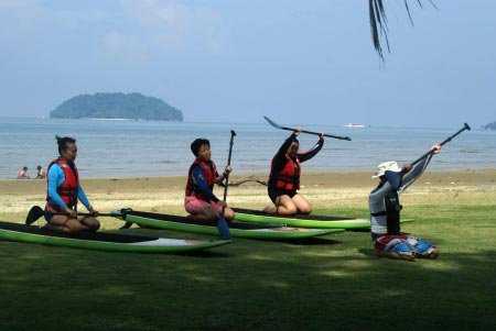 Stand-Up Paddle Boarding briefing in Tanjung Aru Beach