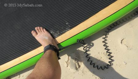 leash to the paddleboard